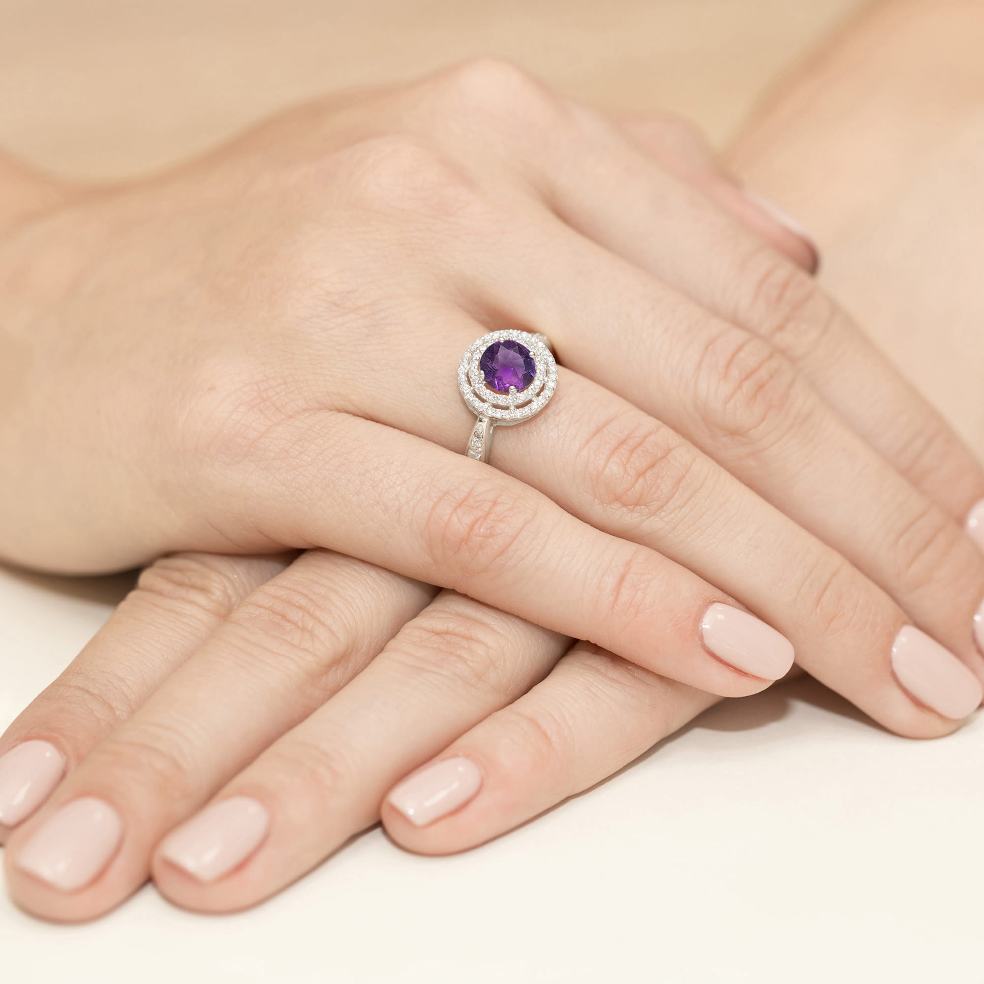 Okazały pierścionek z Ametystem 0,90ct i brylantami białe złoto