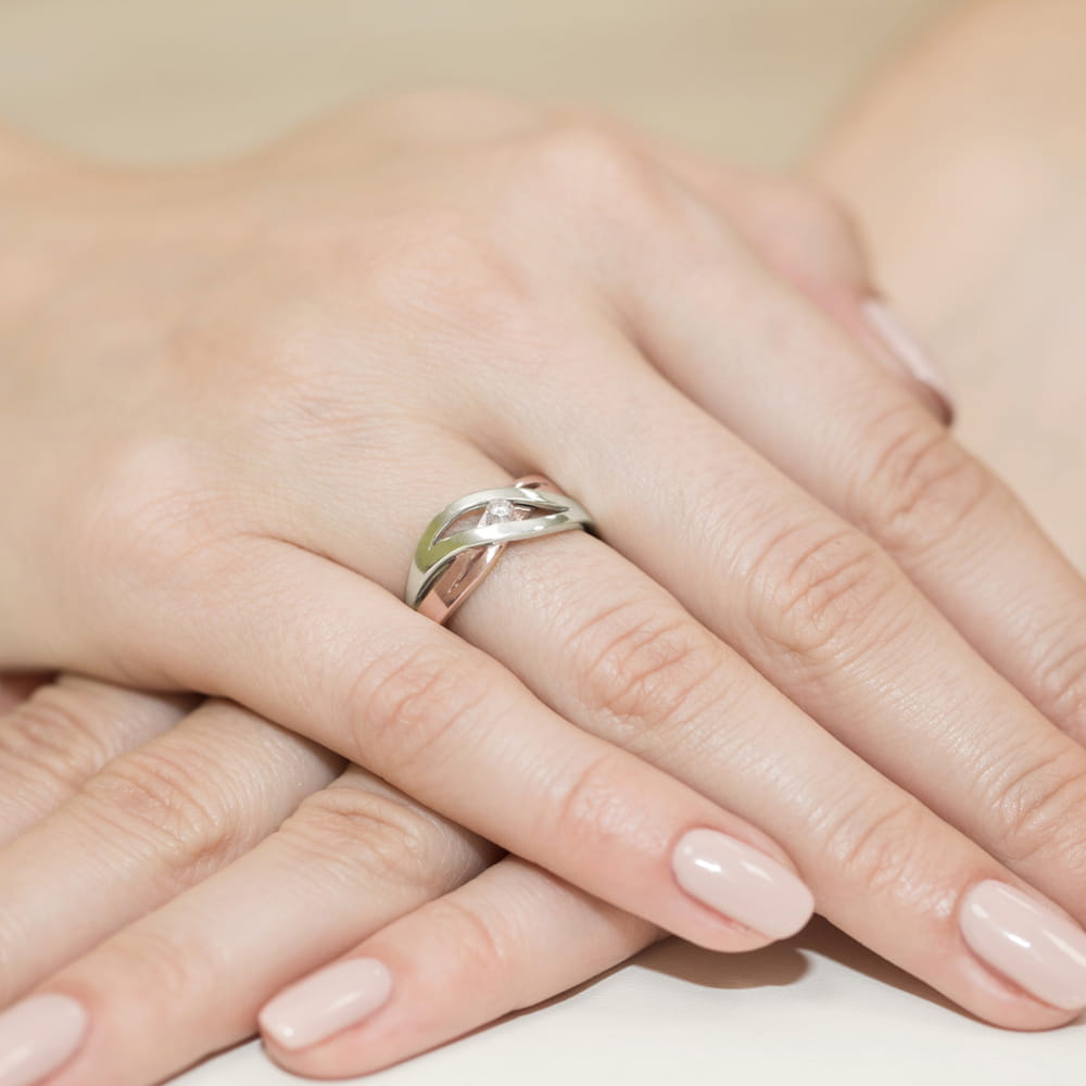 Pierścionek z przeplecioną szyną Diament 0,05ct różowe złoto