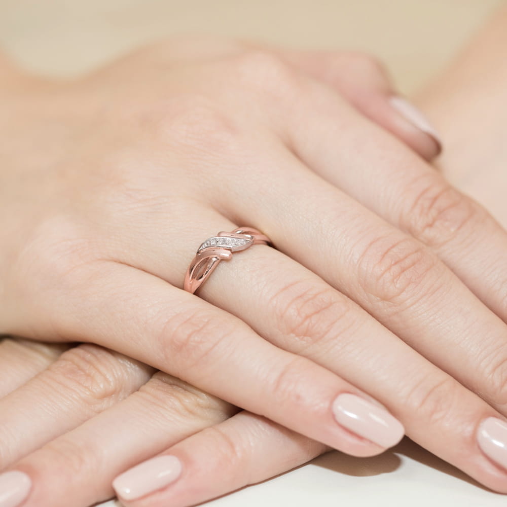 Pierścionek ze wstawką z białego złota z diamentami różowe złoto