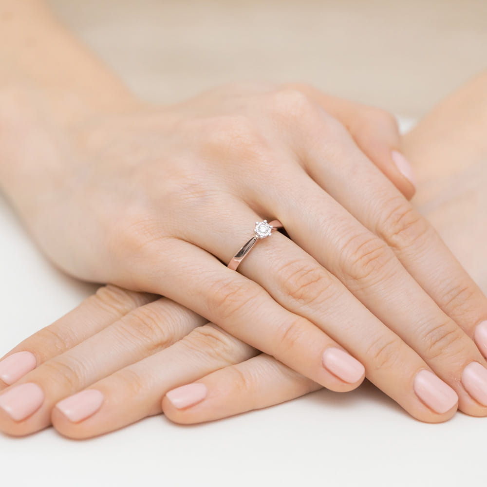 Pierścionek z różowego złota z brylantem z przeplecioną szyną