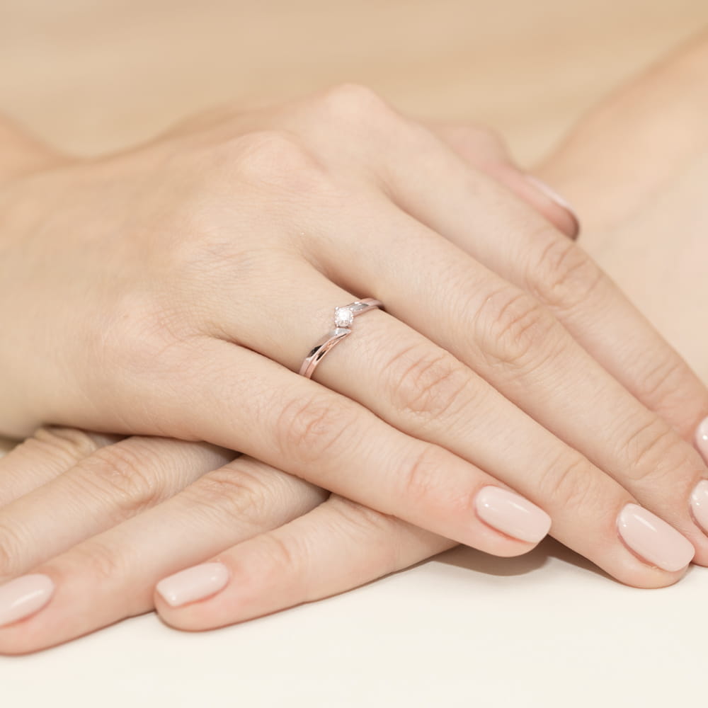 Pierścionek z brylantem 0,25 ct z różowego i białego złota