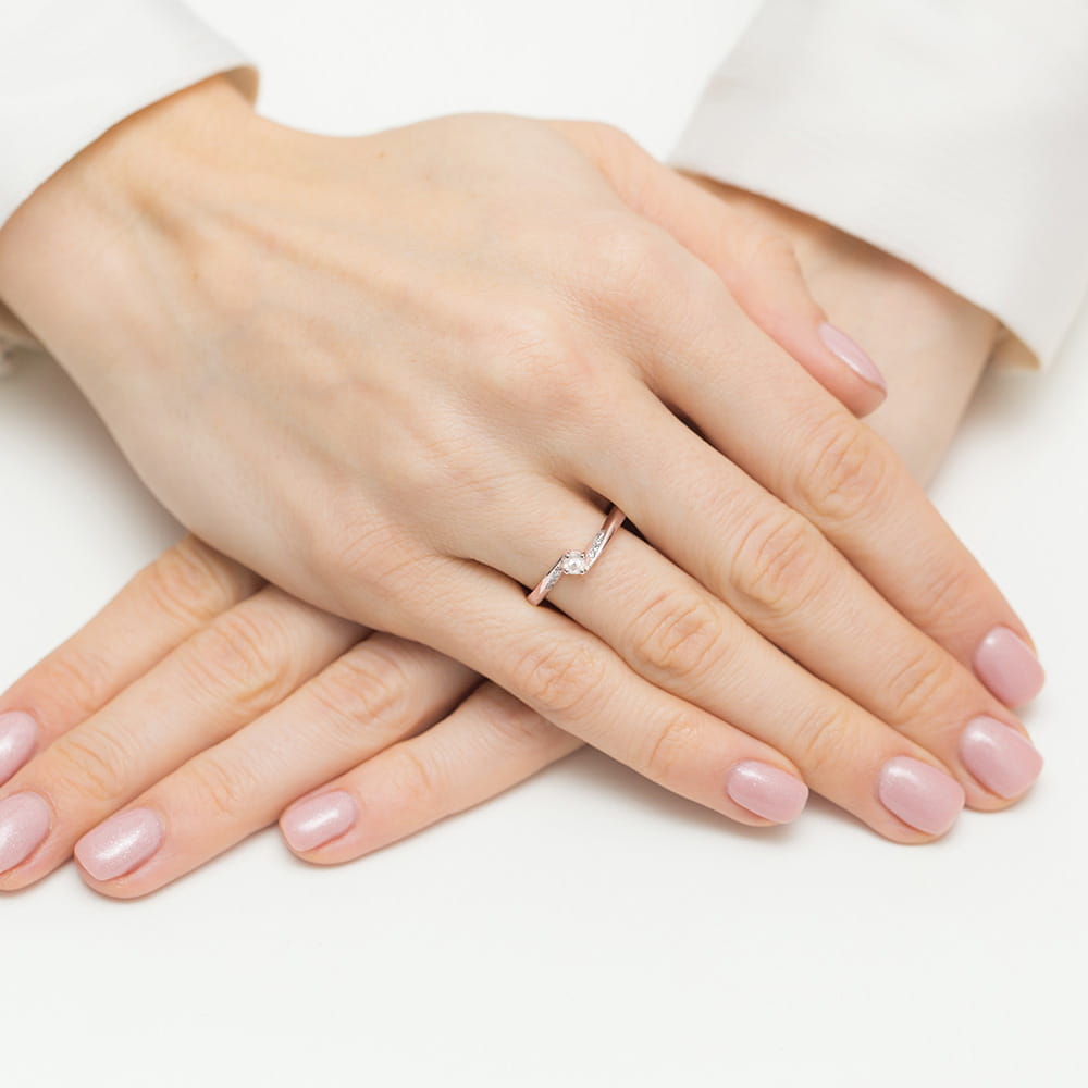  Subtelny pierścionek z brylantami 0,15ct różowe złoto