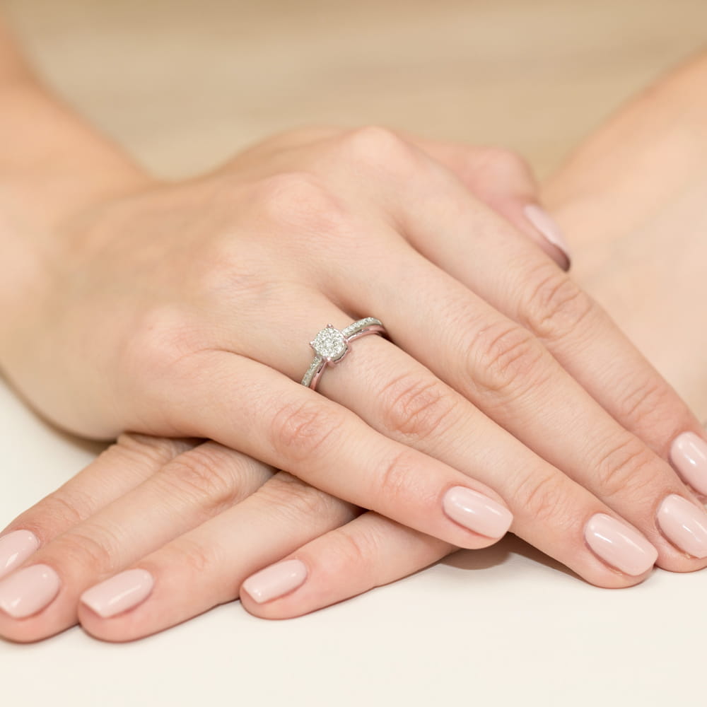 Pierścionek wysadzany brylantami z różowego złota