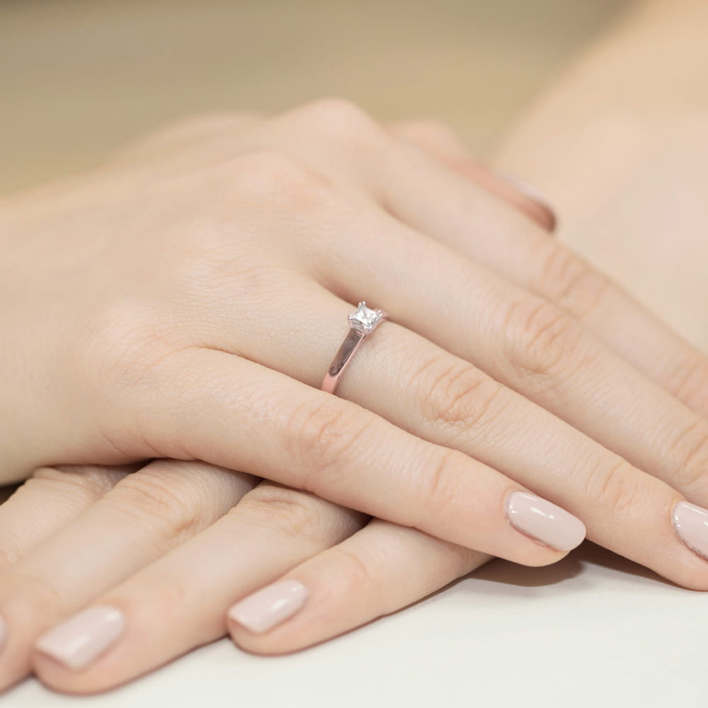 Pierścionek z kwadratowym brylantem 0,30ct różowe złoto