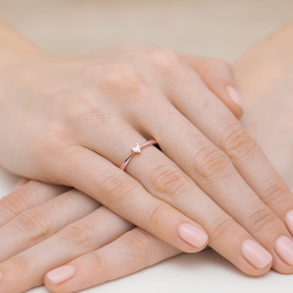 Pierścionek z brylantem w kształcie serca 0,10ct różowe złoto