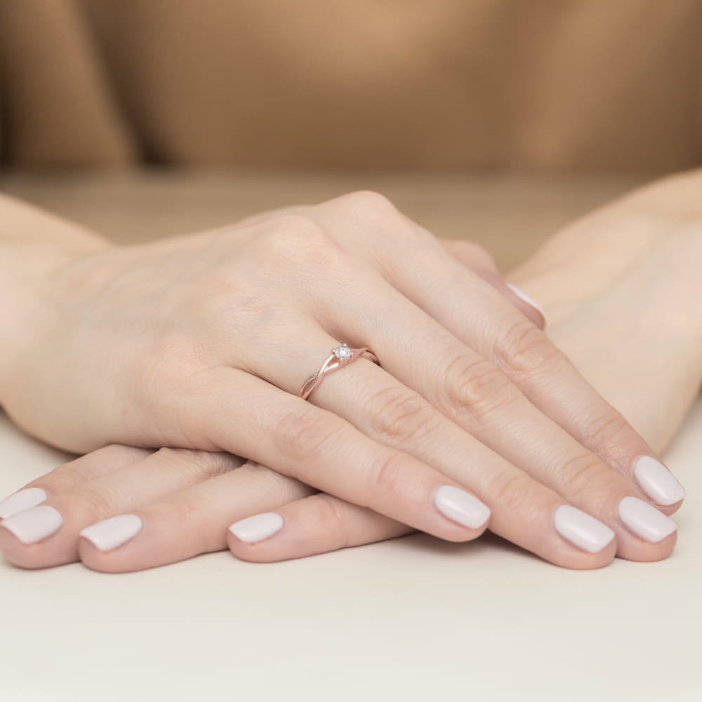 Pierścionek ze skręconą szyną Diament 0,03ct różowe złoto