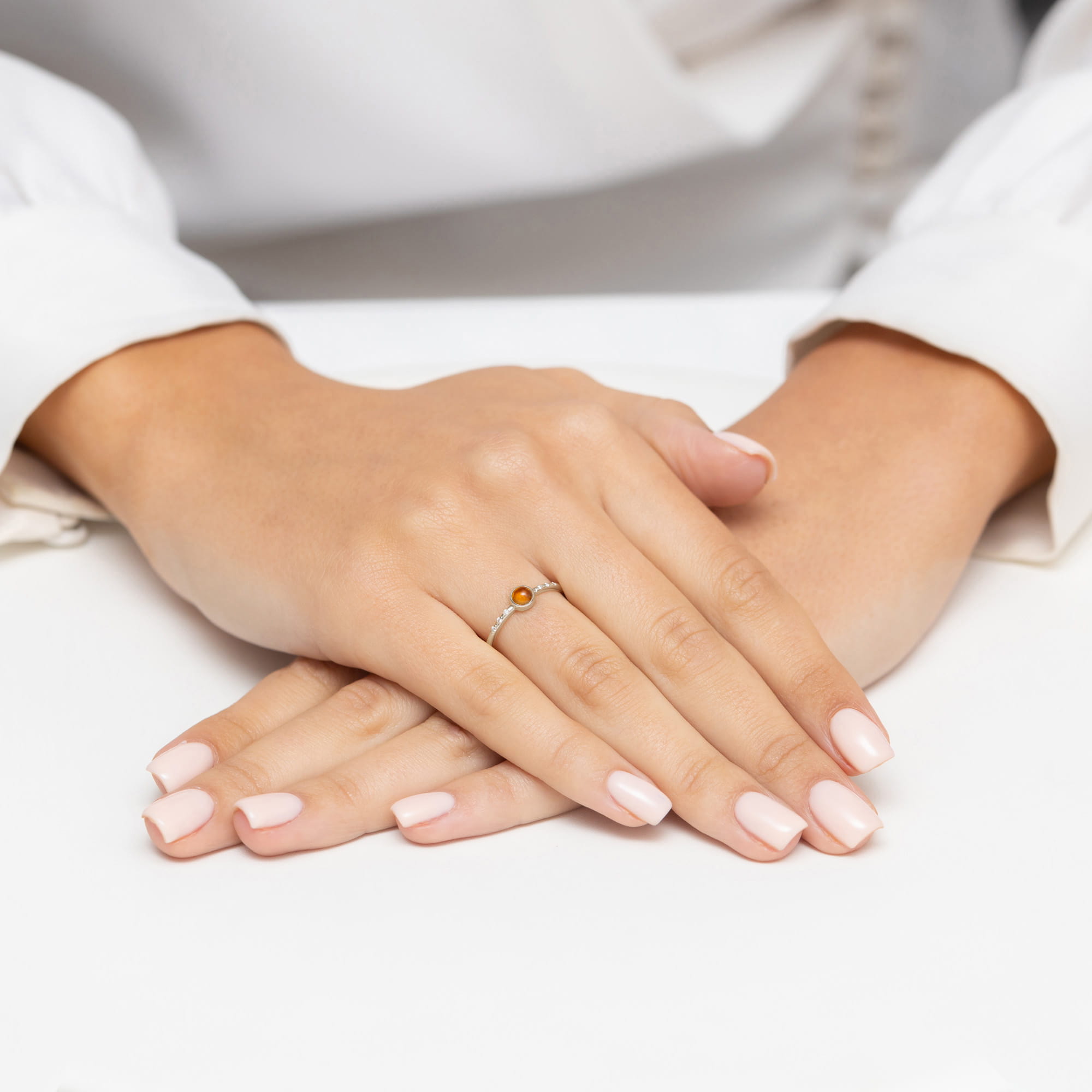 Pierścionek z żółtym turmalinem 0,30ct oraz brylantami białe złoto