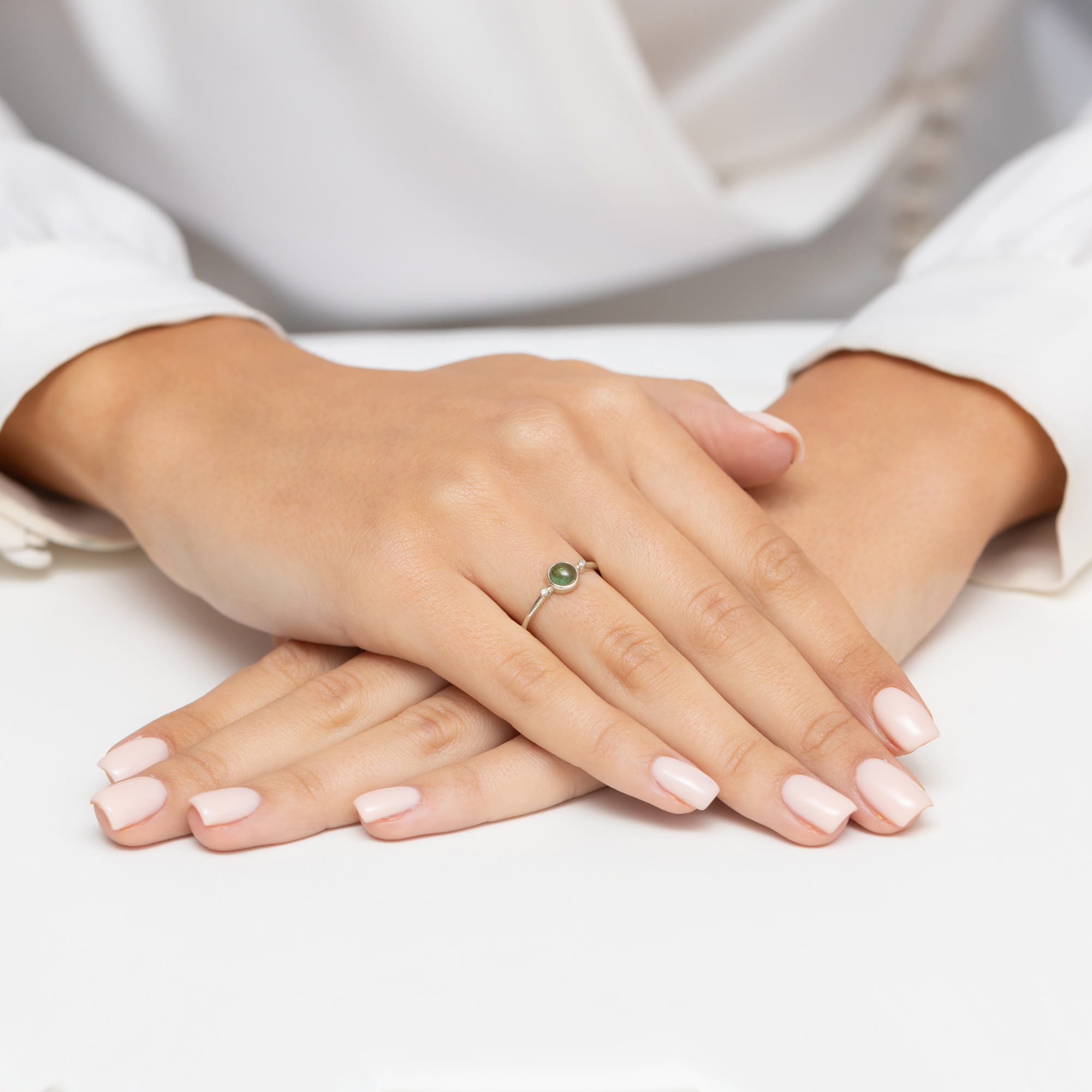 Pierścionek z zielonym Turmalinem 0,60ct oraz brylantami białe złoto