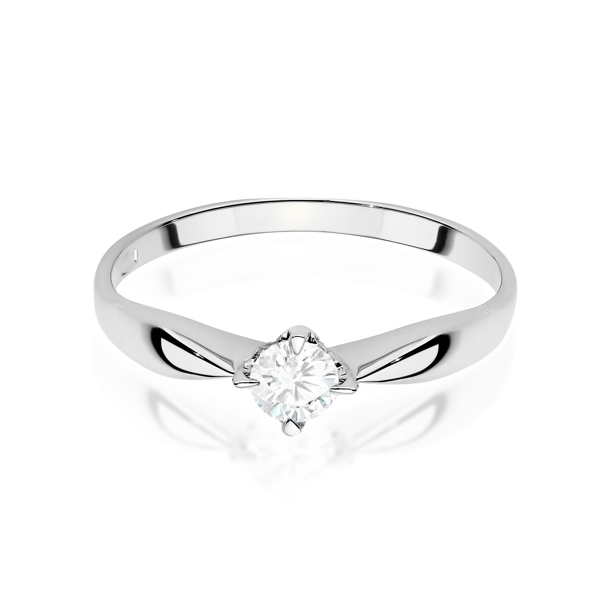 Pierścionek z diamentem laboratoryjnym w czteroramiennej oprawie białe złoto