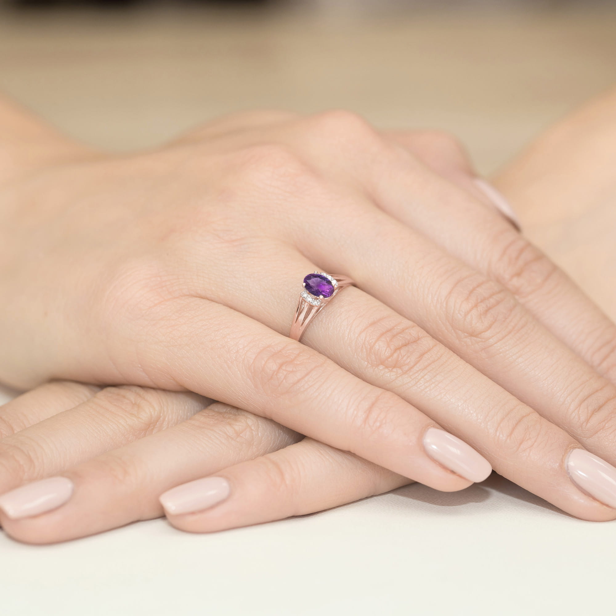 Pierścionek z owalnym Ametystem 0,40ct i brylantami różowe złoto