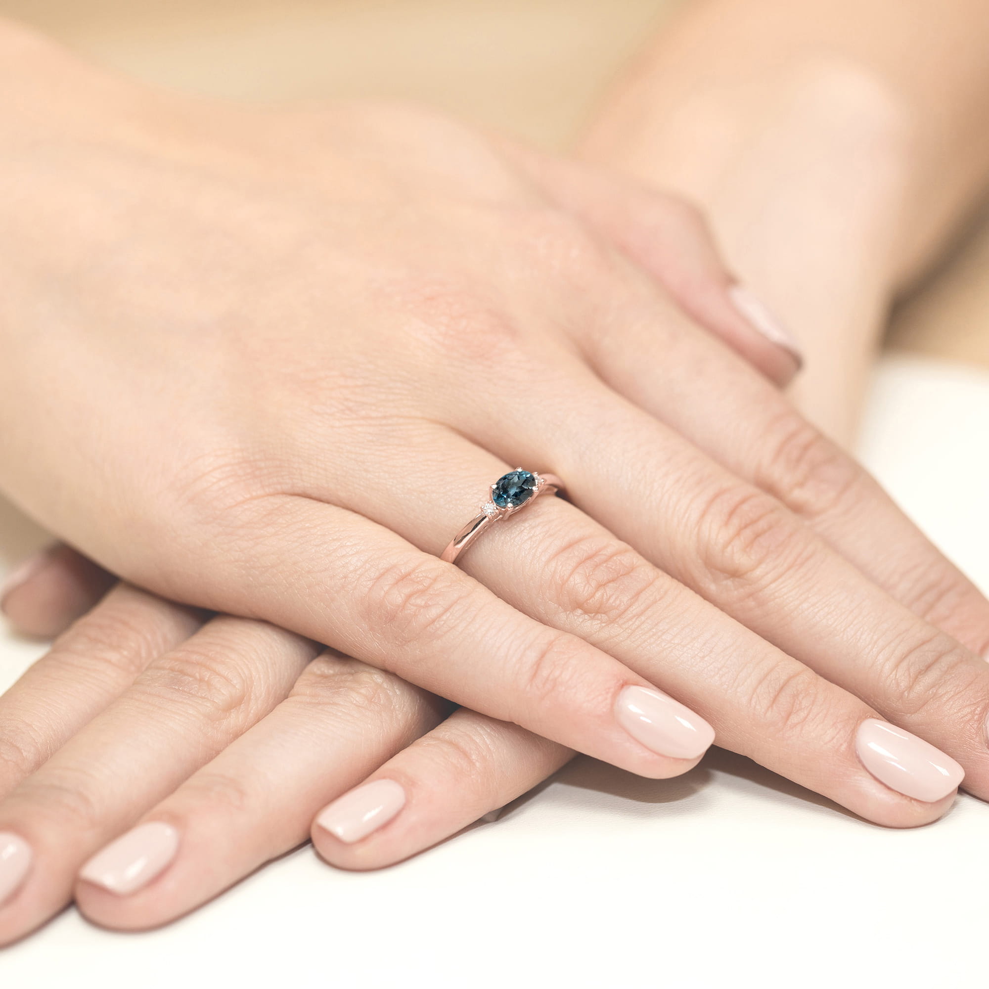 Pierścionek owalny Topaz London Blue 0,50ct różowe złoto