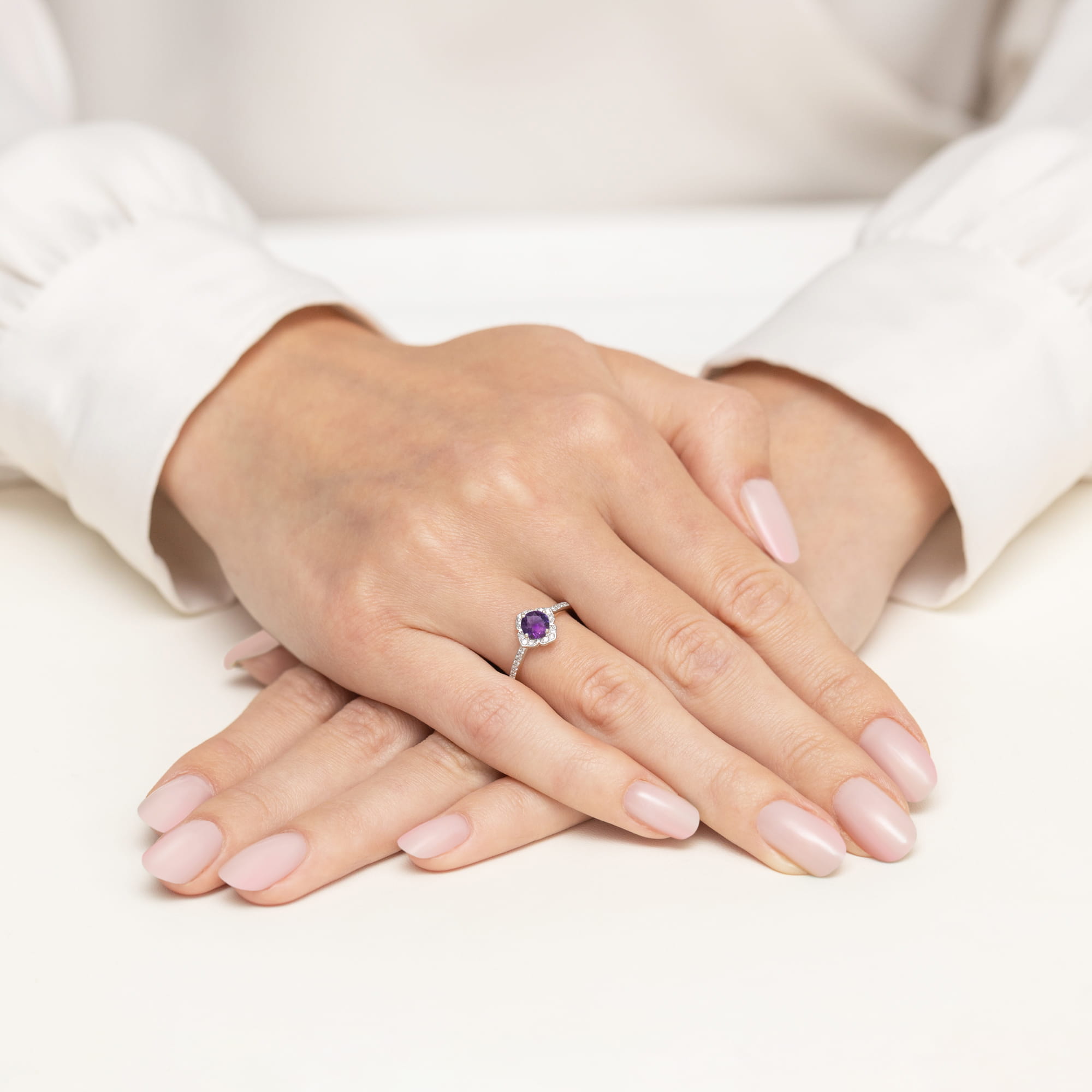 Pierścionek z białego złota z ametystem i brylatami w kształcie kwiata