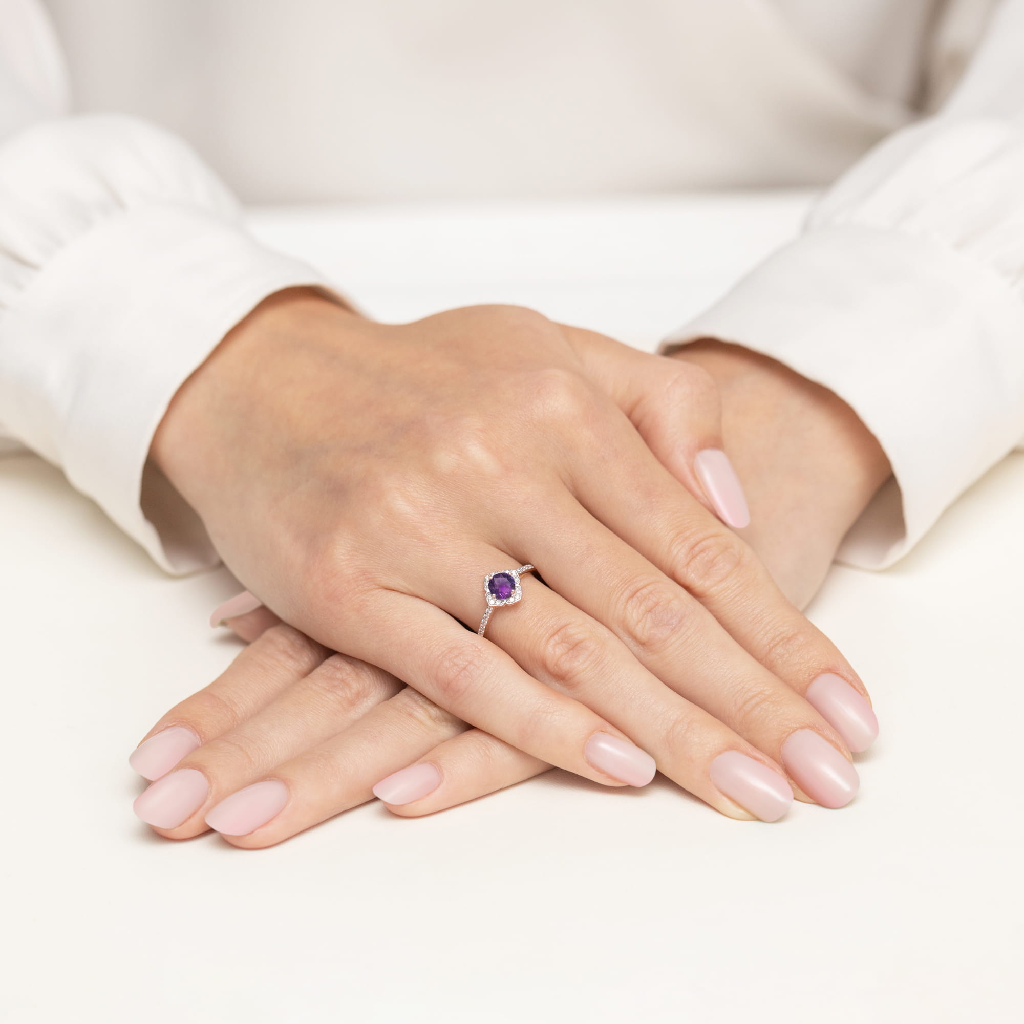 Pierścionek z różowego złota z ametystem i bylatami w kształcie kwiata