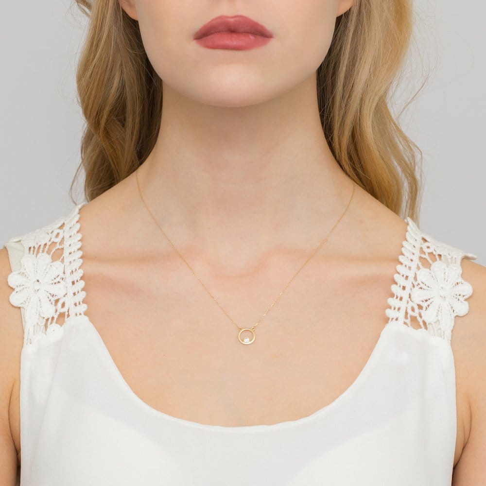 Złoty naszyjnik z kółeczkiem z brylantem