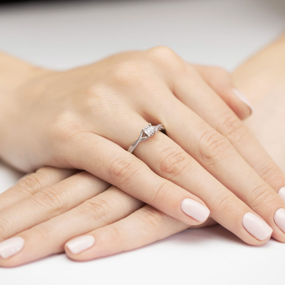 Pierścionek z białego złota z brylantem 0,08 ct