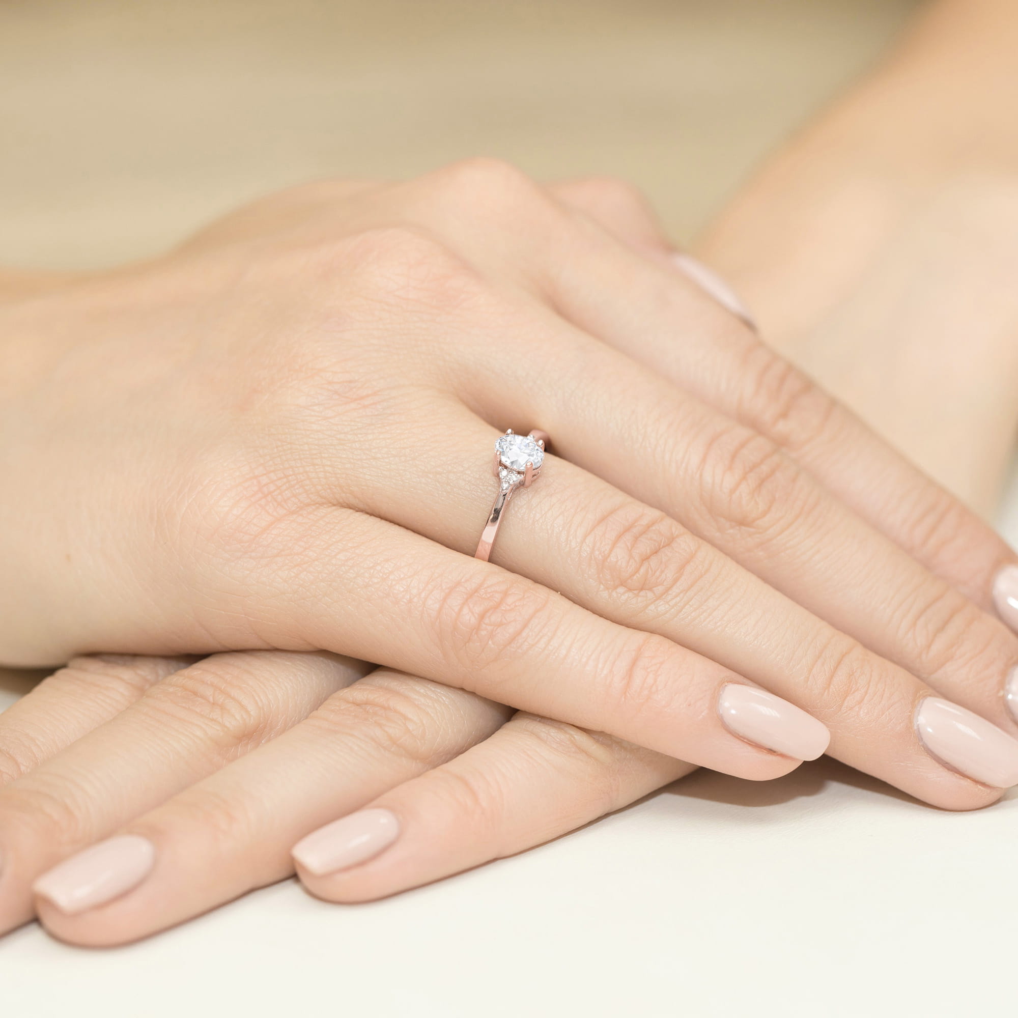 Pierścionek z różowego złota z białym szafirem i brylantami