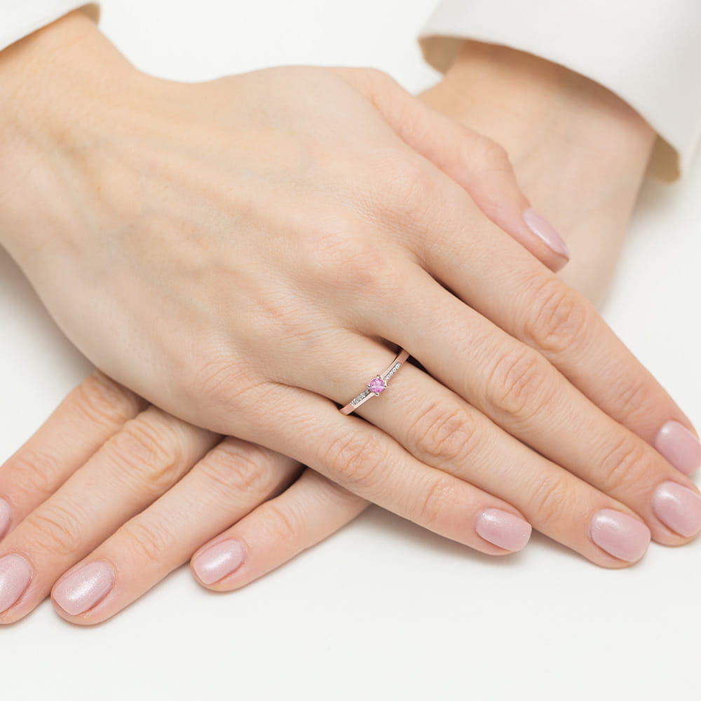 Pierścionek z różowego złota z różowym topazem i brylantami na szynie