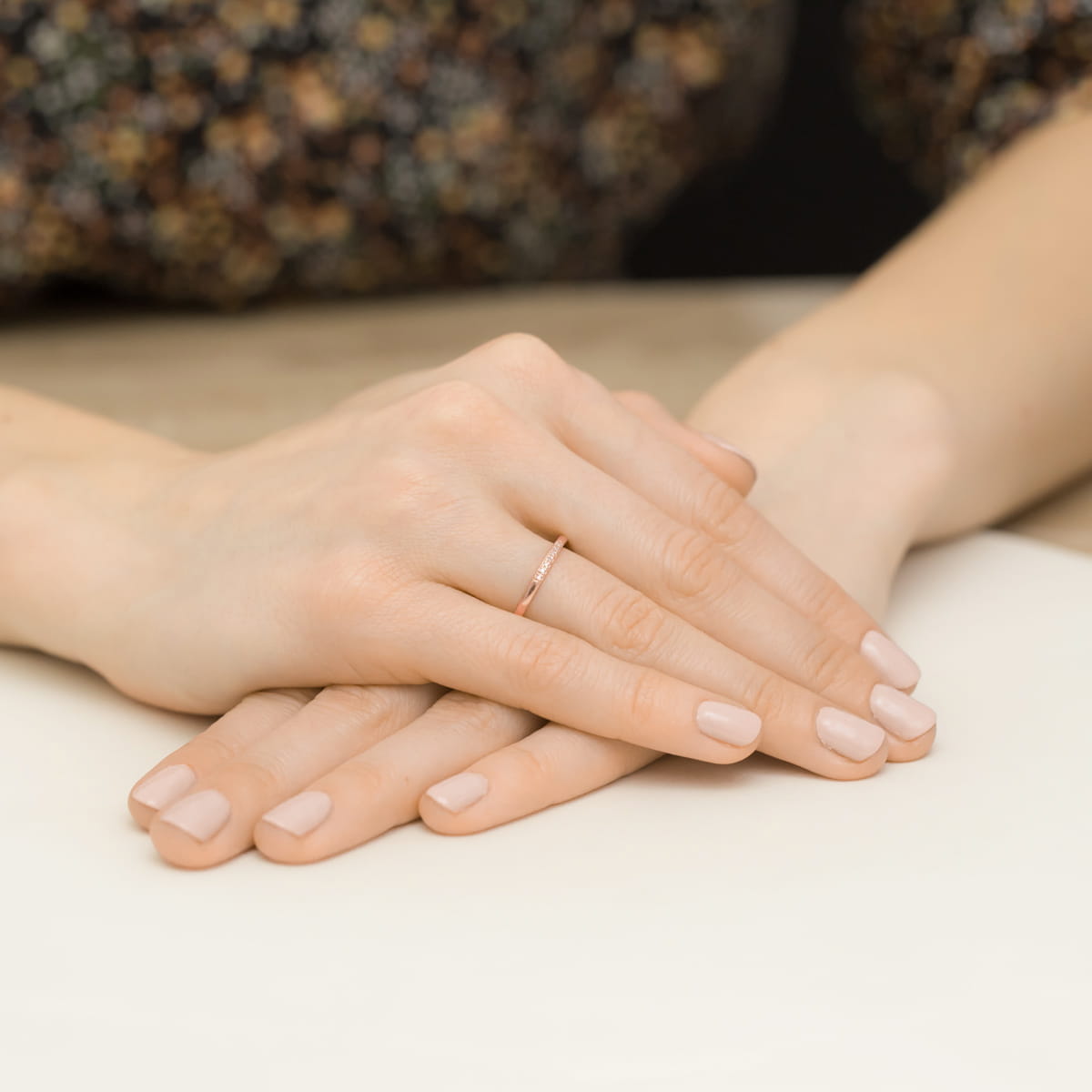 Pierścionek wąska obrączka z brylantami różowe złoto