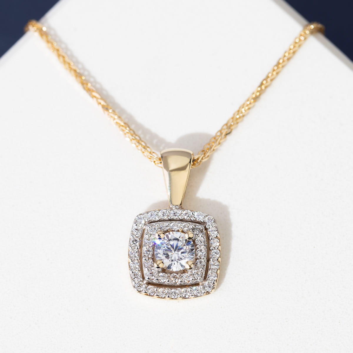 Zawieszka z diamentami laboratoryjnymi kwadratowa