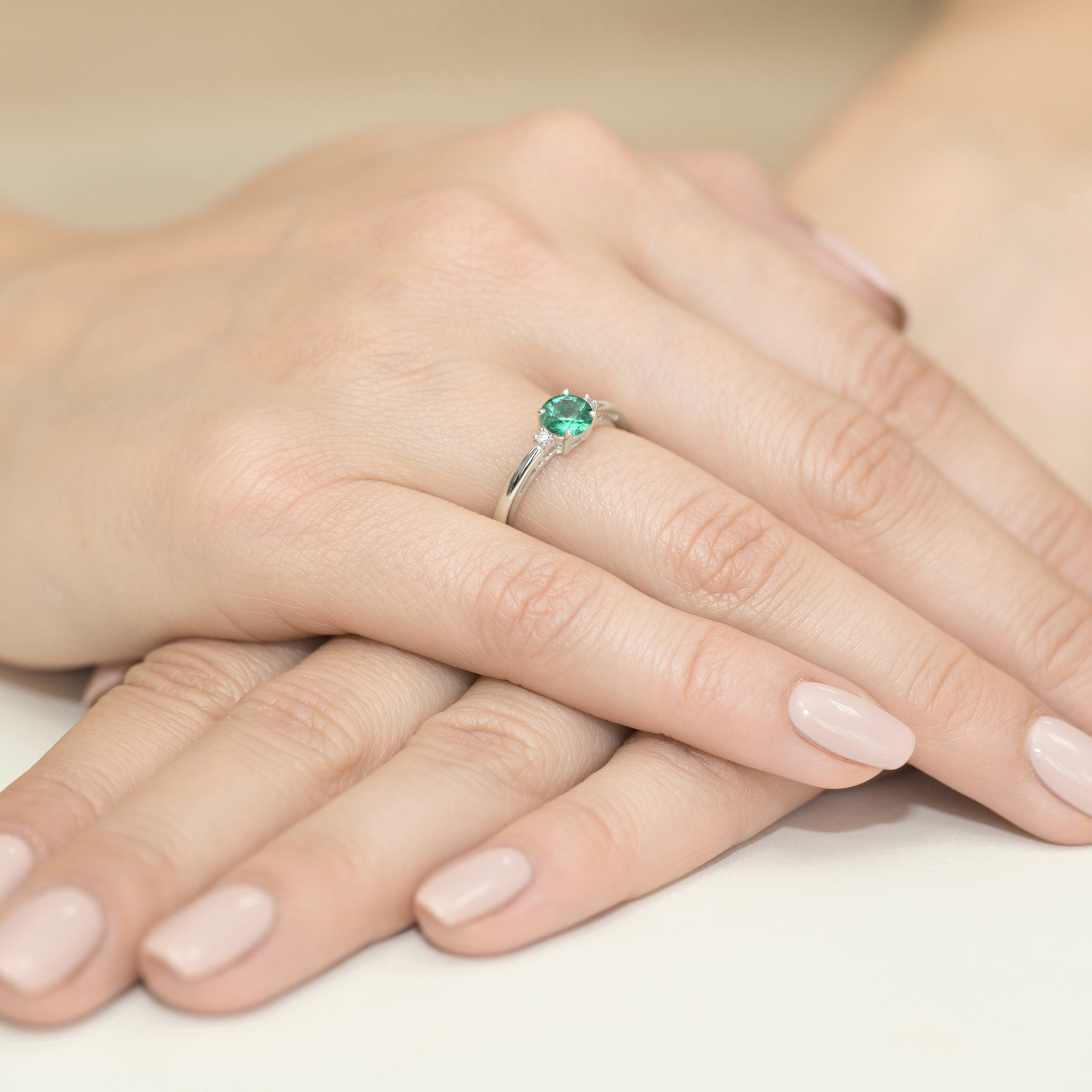 Pierścionek z białego złota ze szmaragdem 0,60 ct i brylantami