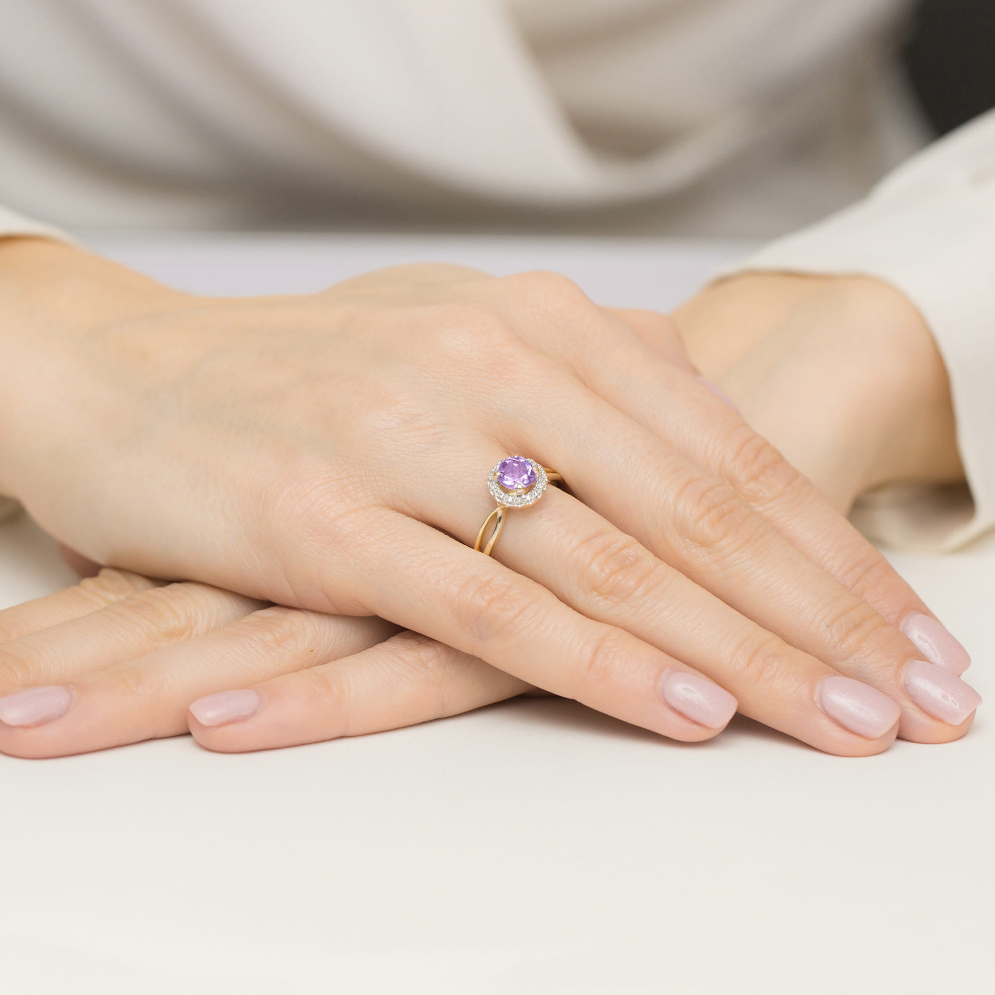 Pierścionek z okrągłym Ametystem 0,90ct dookoła brylanty żółte złoto