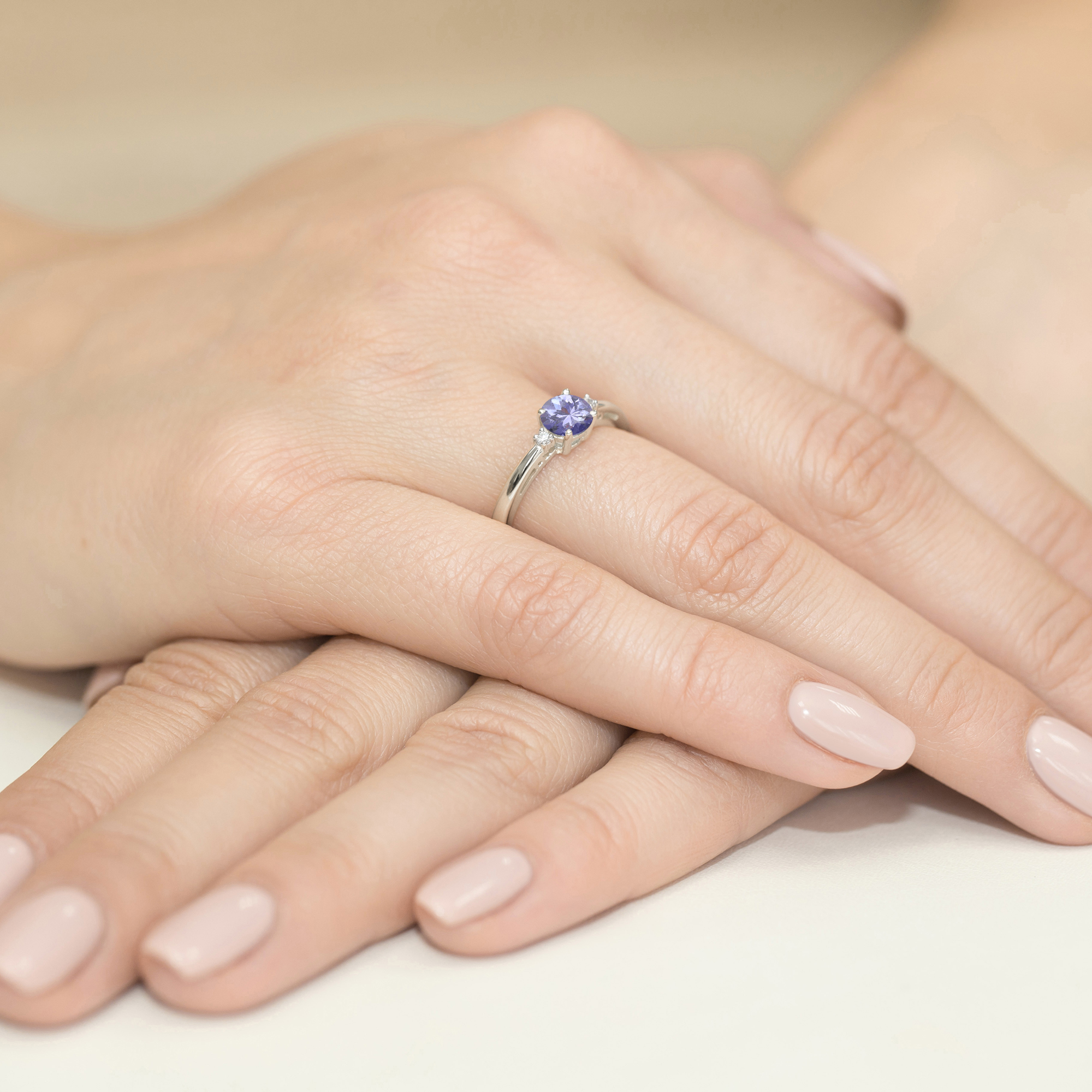 Pierścionek z białego złota z tanzanitem 0,50 ct i brylantami