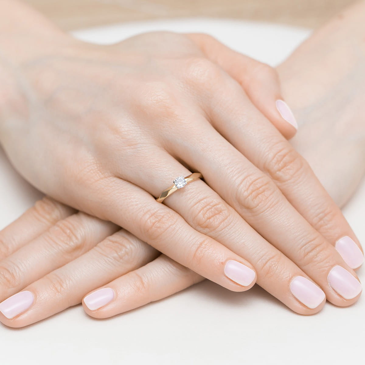 Pierścionek z fasetowaną szyną z diamnetem 0,15 ct