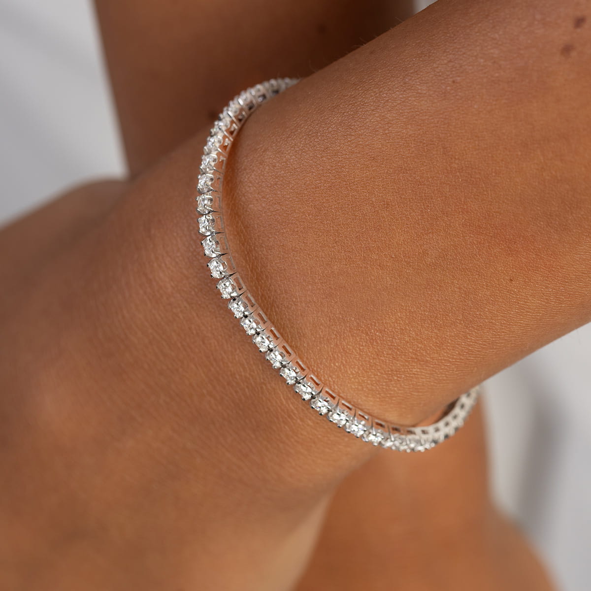 Bransoletka tenisowa z diamentami 1,98 ct białe złoto