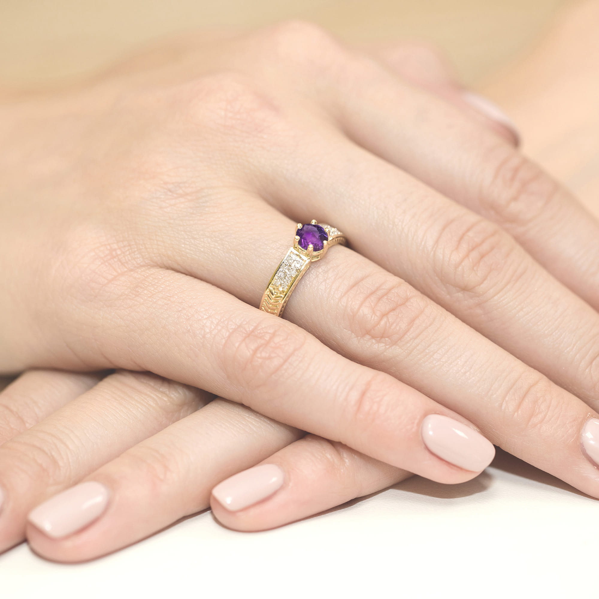 Imponujący pierścionek z brylantami i Ametystem 0,50ct żółte złoto