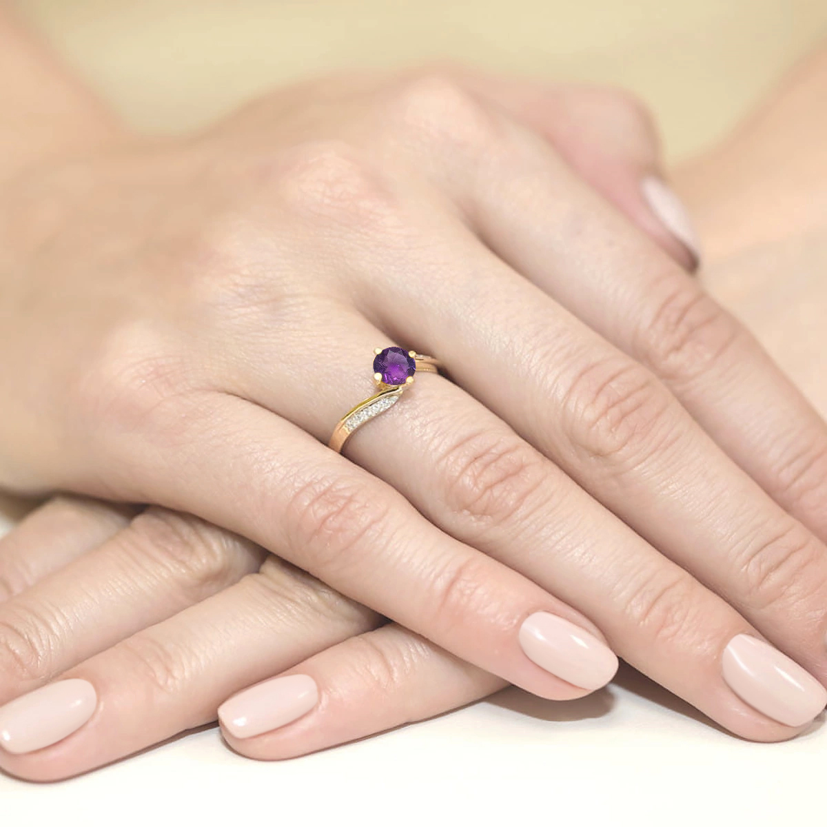 Pierścionek z Ametystem 0,50ct ze skręconą szyną żółte złoto