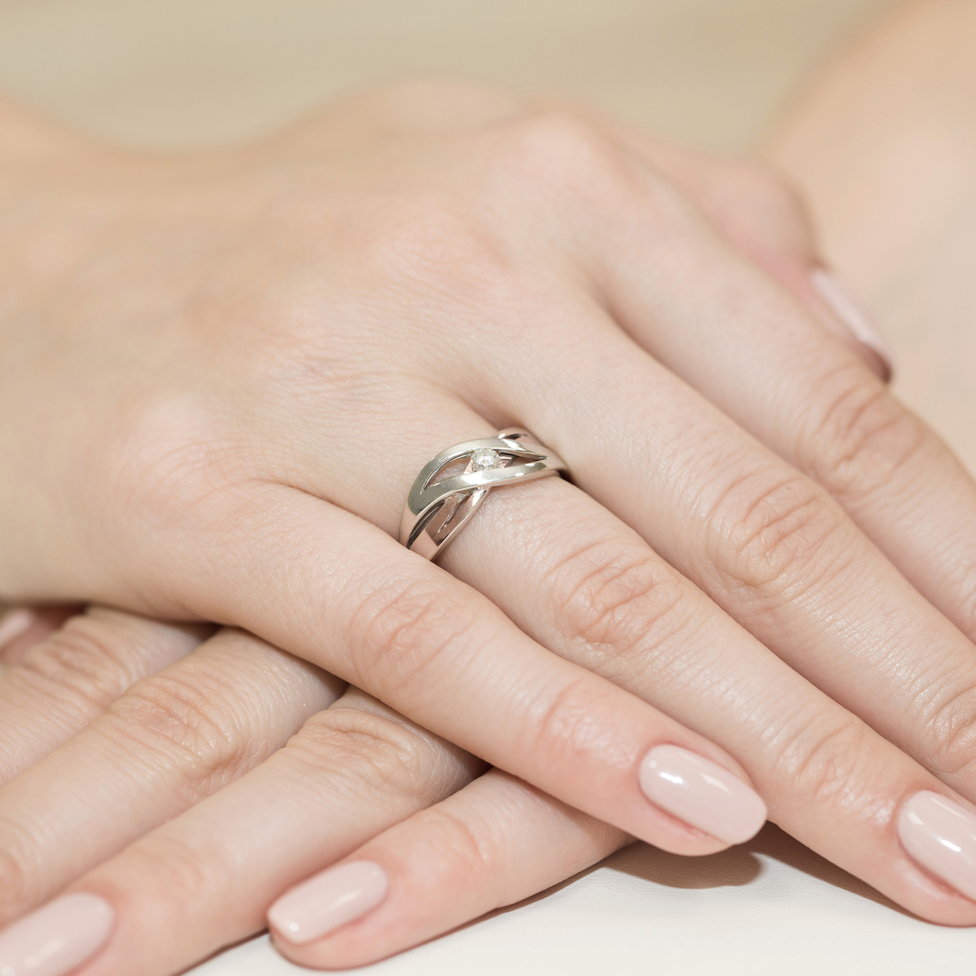 Pierścionek z przeplecioną szyną Diament 0,10ct różowe złoto