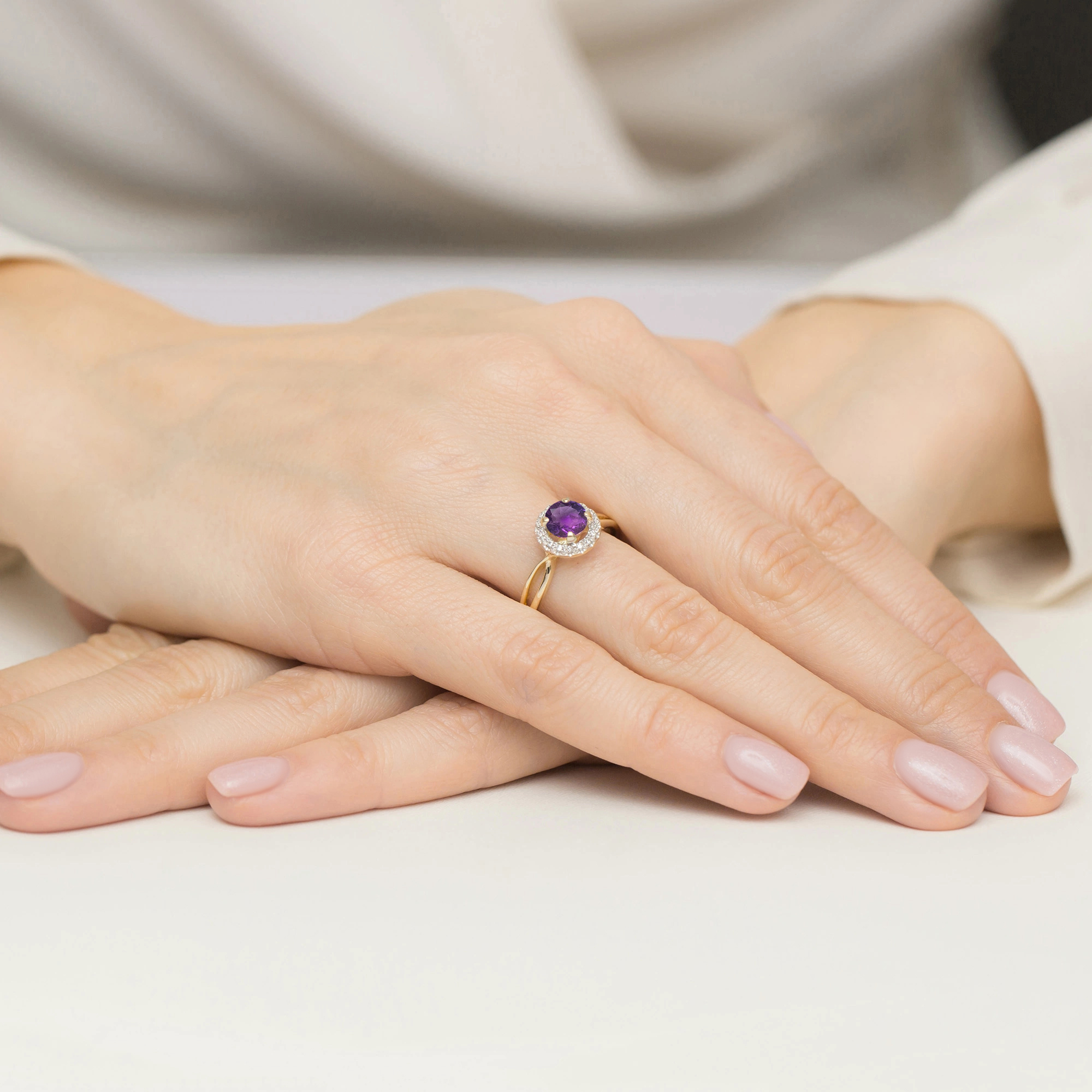 Pierścionek z okrągłym Ametystem 0,90ct dookoła brylanty żółte złoto