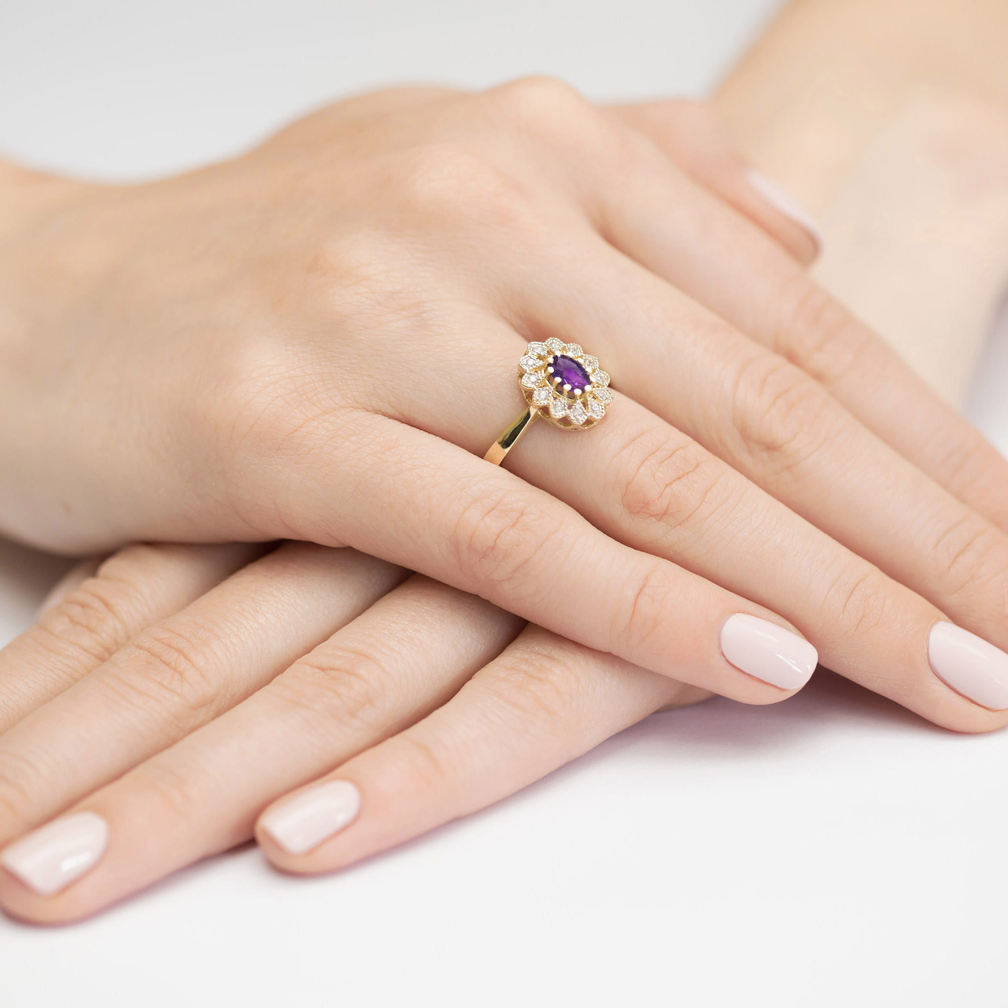 Pierścionek z Ametystem 0,40ct i rozetą z brylantami żółte złoto